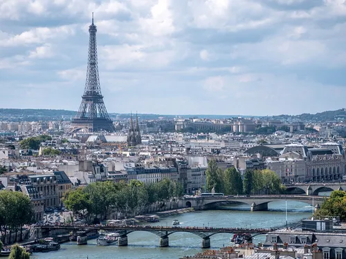 La Tour Eiffel a grandi de six mètres ! (VIDÉO)